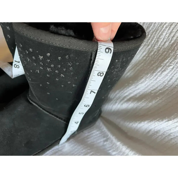 UGG Women’s 6 Black Stars Sheep Skin Fur Lined Classic Short 2 Comfy Comfy Boot - Picture 8 of 11